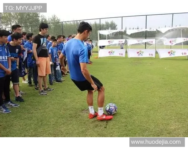 街头足球秀足球明星与市民互动展现精彩技艺与热情魅力